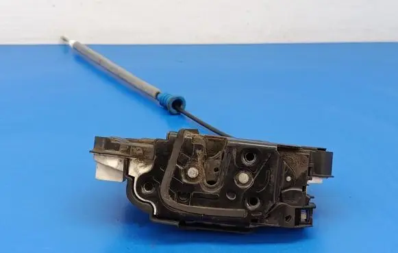 Audi Coupe Front door lock 1S1837015B