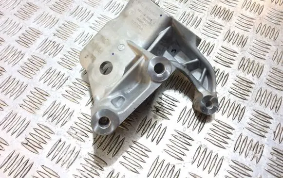 Volvo XC90 Engine mounting bracket 31430490