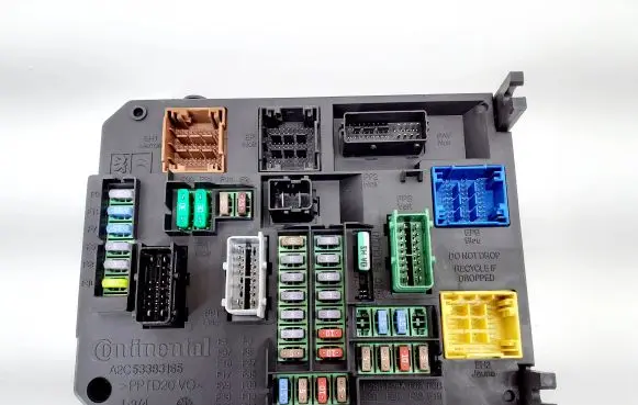 Citroen C4 II Picasso Fuse module 9806687980
