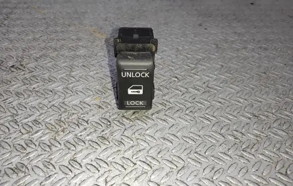 Nissan Note (E11) Central locking switch button 252109U00A