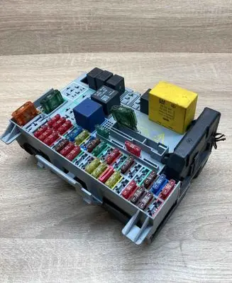 Opel Astra G Fuse module 90589965