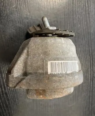 BMW 5 E60 E61 Engine mount bracket 6774620
