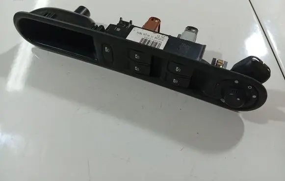 Renault Espace - Grand espace IV Electric window control switch 8200519355