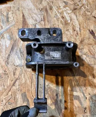 Volkswagen PASSAT B8 Engine mount bracket 3Q0199262J