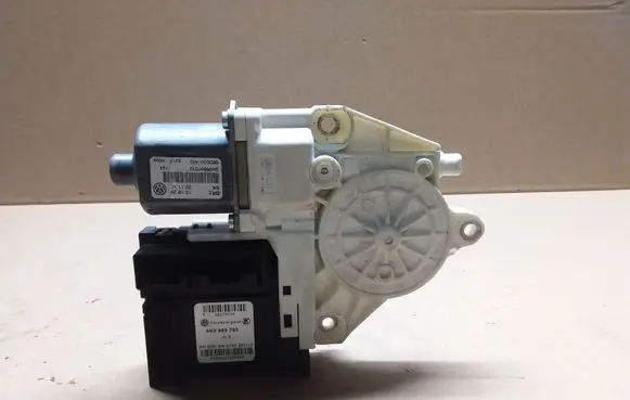 Volkswagen Tiguan Front door window regulator motor 5K0959793