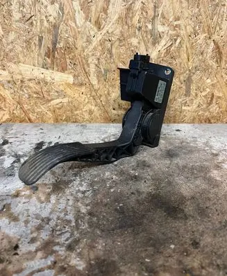 Accelerator throttle pedal