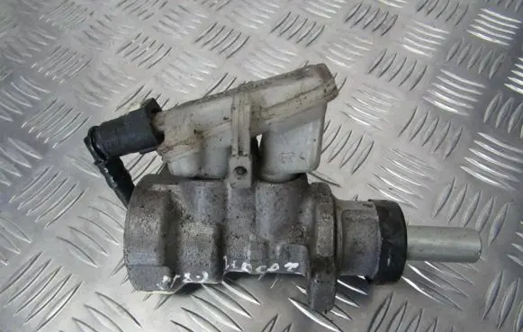 Ford Focus Master brake cylinder L519888 21030399