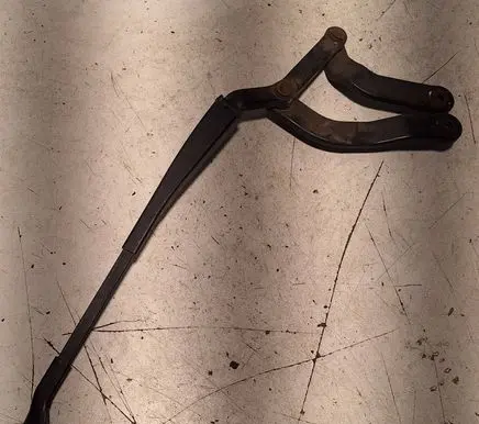 Front wiper blade arm