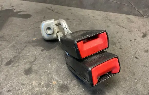 Middle seatbelt (rear)