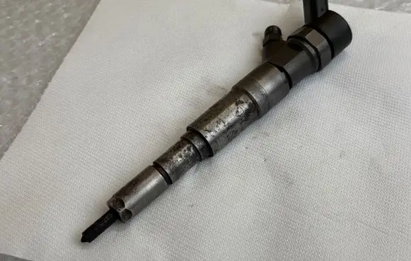 BMW 5 E39 Fuel injector 2354093 0445110029