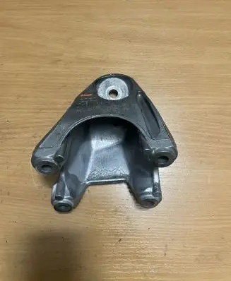 Audi Q7 4L Engine mounting bracket 7L8199307K