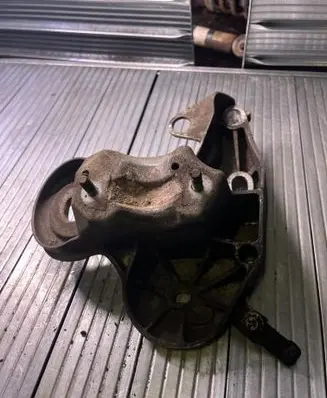 Audi A6 S6 C6 4F Engine mounting bracket 4F0199352E