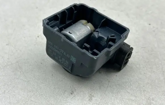 Dodge Durango III Fuel tank cap lock 1000589881