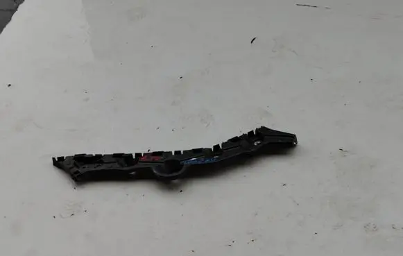 Dacia Logan II Bumper support mounting bracket corner 