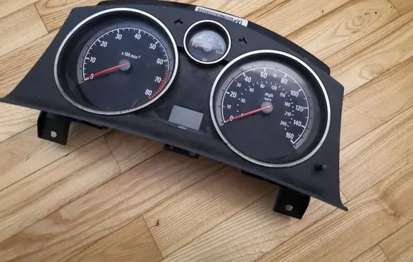 Opel Zafira B Speedometer (instrument cluster) 13225990