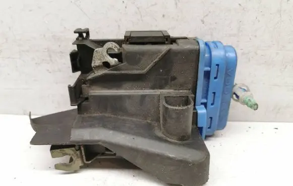 Audi A6 S6 C4 4A Rear door lock 4D0185A