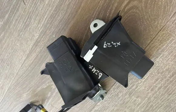 Toyota bZ4X Middle seatbelt buckle (rear) 7RH 8CL