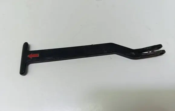 Volkswagen PASSAT B5.5 Engine bonnet (hood) release handle 3B0823593D