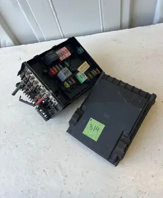 Volkswagen Golf V Fuse box cover 1K0937132F