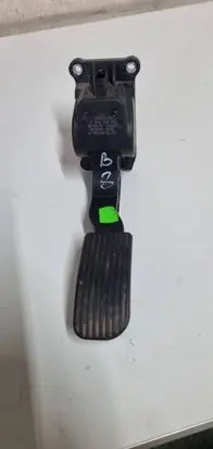 Accelerator throttle pedal