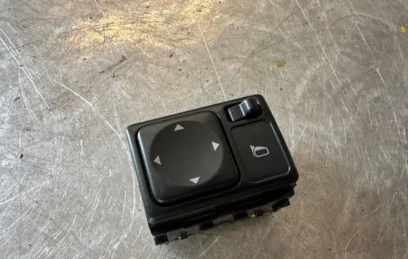 Nissan Juke I F15 Wing mirror switch