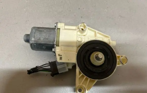 Mercedes-Benz C W204 Front door window regulator motor A2048200242