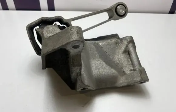Volvo XC60 Engine mount bracket