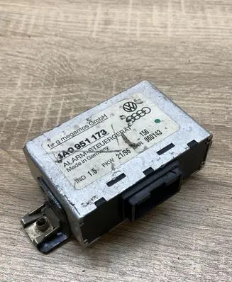 Audi A6 S6 C4 4A Alarm control unit/module 4A0951173