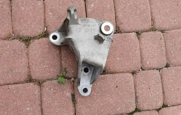 Opel Zafira C Gearbox mounting bracket 13248665