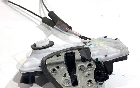 Toyota Yaris Front door lock 
