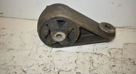 Engine mounting bracket