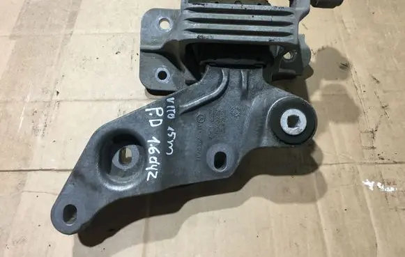 Mercedes-Benz Vito Viano W447 Engine mount bracket A4472410713