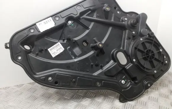 Rear door manual window regulator