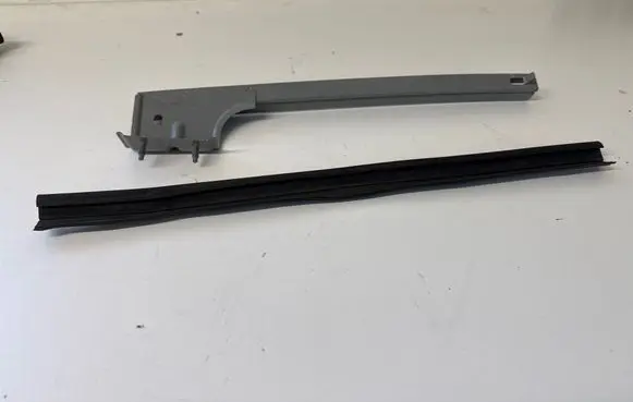 Opel Vivaro Front door windshield rail 2390495