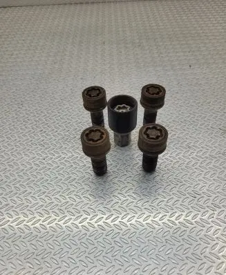 Mercedes-Benz E A207 Anti-theft wheel nuts and lock 