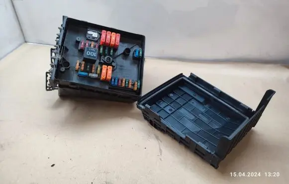 Volkswagen Touran I Fuse box set