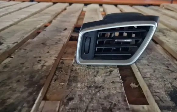 Nissan Qashqai Dashboard side air vent grill/cover trim