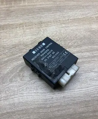 Toyota Avensis T220 Door control unit/module 8974105010 05810700