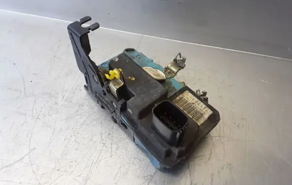 Volvo S80 Front door lock 8203881