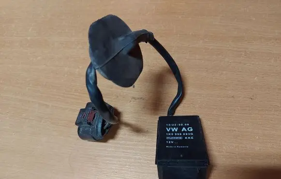 Skoda Yeti (5L) Fuel pump relay 1K0906093G