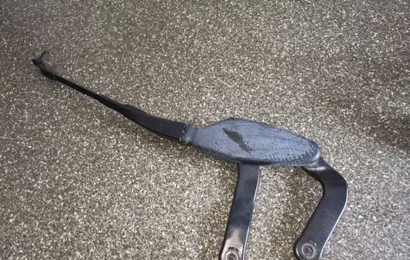 Mercedes-Benz E W211 Front wiper blade arm A2118200444