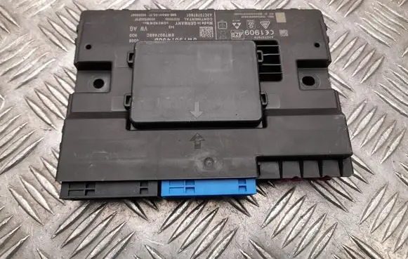Audi A5 8T 8F Gateway control module 8W7907468D
