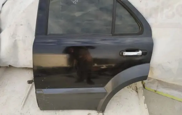 KIA Sorento Rear door
