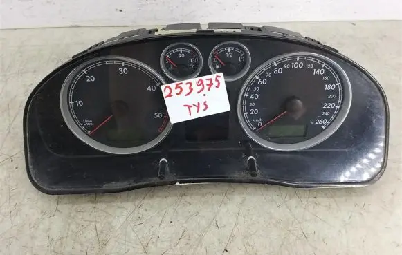 Volkswagen PASSAT B5.5 Speedometer (instrument cluster) 3B0920807A