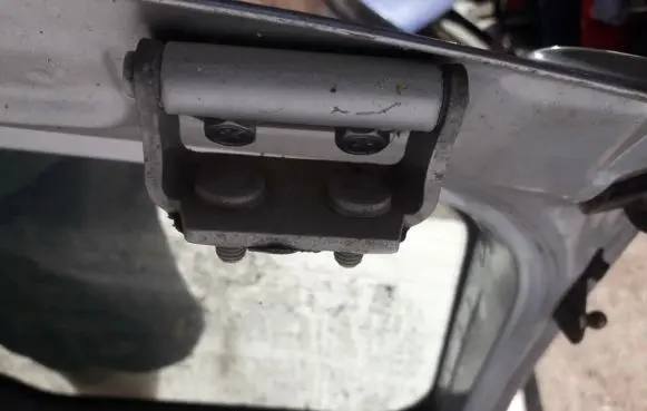 Tailgate/trunk/boot hinge