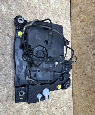 DS Automobiles 7 Crossback AdBlue liquid reservoir P1005917 P1005914