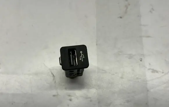 BMW X5 E70 USB socket connector 9167196