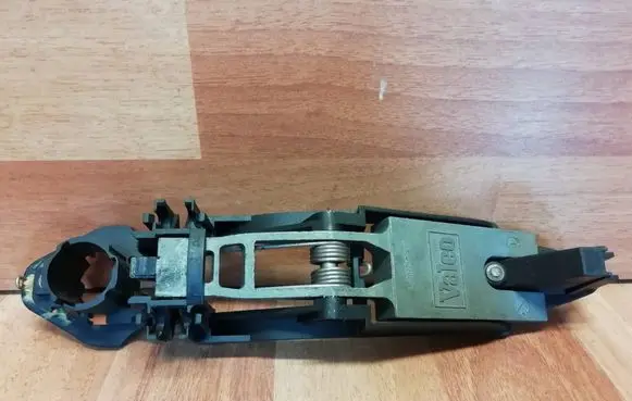 Rover 75 Rear door exterior handle/bracket UR302250