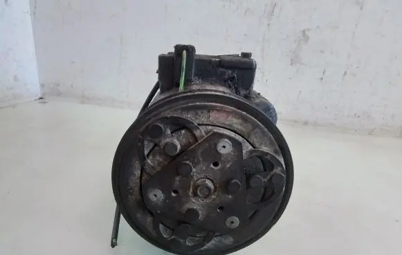 Volkswagen PASSAT B5 Air conditioning (A/C) compressor (pump) 8D0260805D