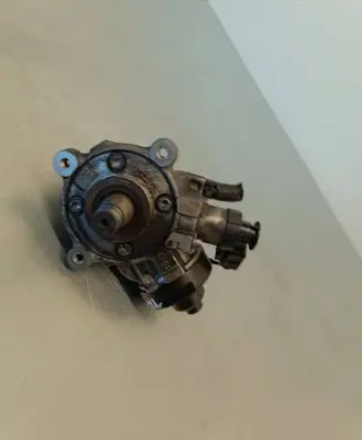 Volkswagen Touran III Fuel injection high pressure pump 0445010537 04L130755D 11220416
